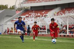 HLV U18 Việt Nam mừng vì học trò lại thắng lớn