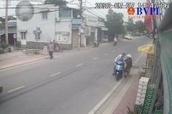 Nam thanh niên trộm 3 thùng bia bị nữ chủ quán chống trả quyết liệt