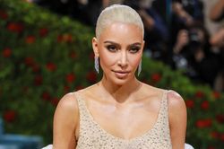 Chế độ ăn kiêng cho Met Gala có gì mà khiến Kim Kardashian đau đớn, không thể cử động tay?