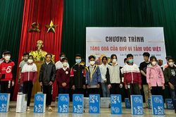 Trao 1.000 thùng sữa cho các cháu thiếu niên, nhi đồng