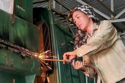 Xe tải xếp hàng chờ cắt thành thùng cơi nới