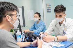 Tự mua thuốc về điều trị cúm, 2 mẹ con phải nhập viện