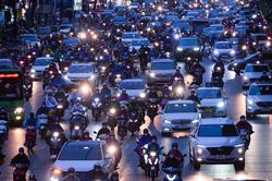 Hà Nội thí điểm phân làn cứng tách ô tô, xe máy trên đường Nguyễn Trãi từ 6/8
