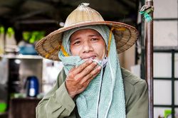 Phu bốc vác bến xe Mỹ Đình chật vật mưu sinh dưới nền nhiệt 50 độ C