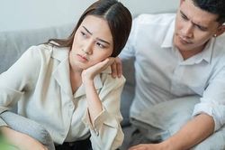 Đối tượng xem mặt dắt mẹ tới buổi hẹn