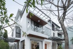Biệt thự 300 m2 tông đen trắng của gia đình hai thế hệ