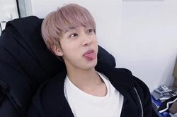 Jin BTS pha trò về ảnh IU trên Instagram của J-Hope, Jungkook bỗng bị réo tên