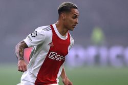 Bóng đá hôm nay 30/7: MU nhận tin vui vụ De Jong, Antony. Sao Pháp 'bật đèn xanh' Chelsea