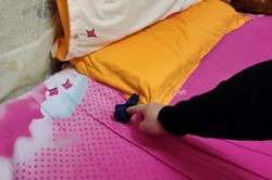 Khi ngủ lót một chiếc tất dưới gối, ngỡ ngàng công dụng mang lại