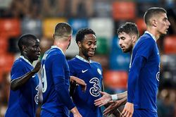 Sterling ghi bàn đầu tiên trong màu áo Chelsea