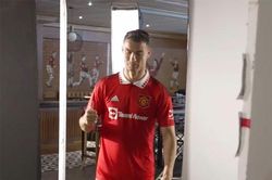 Ronaldo ở lại MU nhưng không phải để làm vua