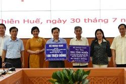 Chính trị - Xã hội An sinh xã hội Bộ Ngoại giao tặng 100 triệu đồng cho Trung tâm Điều dưỡng, chăm sóc người có công tỉnh