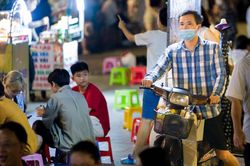 Phố đi bộ Nguyễn Huệ bát nháo dịp cuối tuần