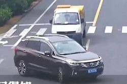 Bé trai 12 tuổi trộm xe hơi của bố chở em gái đi phượt