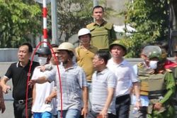Nghi phạm cướp tiệm vàng buông súng sau khi gặp Phó Giám đốc Công an tỉnh