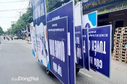 Xe nhỏ chở hàng to, cồng kềnh