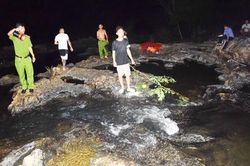 Trượt chân rơi xuống suối, hai nam sinh viên chết đuối