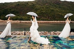 Thí sinh Miss World Việt Nam 2022 đội mưa diễn thời trang
