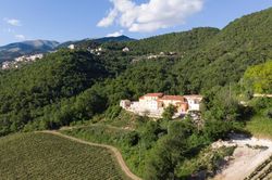 Người đàn ông mua cả một ngôi làng ở Italy