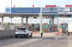 Ngày đầu thu phí ETC cao tốc Đà Nẵng-Quảng Ngãi: Nhiều xe phải xếp hàng chờ