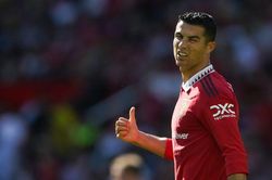 Ronaldo ở lại, MU được hay mất?