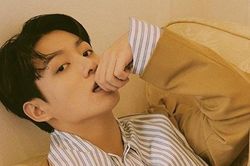 Non-fan va phải Jungkook BTS trong quán ăn, phải lòng ngay tắp lự