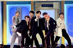 NÓNG: Bộ trưởng Quốc phòng Hàn Quốc nói BTS tiếp tục được luyện tập và biểu diễn