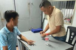 Người dân đến công an trả lại vàng nhặt được trong vụ cướp tiệm vàng ở chợ Đông Ba