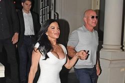 MC Lauren Sanchez khoe vòng một 'bốc lửa' trong buổi hẹn hò bạn trai tỷ phú Jeff Bezos