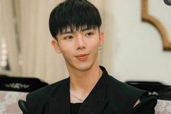 Erik lên tiếng xin lỗi về fanchant dung tục