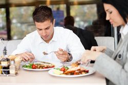Kết giao bạn bè tránh kiểu người thể hiện 4 hành vi này trên bàn ăn