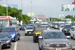 Giao thông ùn tắc khi qua trạm thu phí cao tốc TP Hồ Chí Minh - Long Thành - Dầu Giây