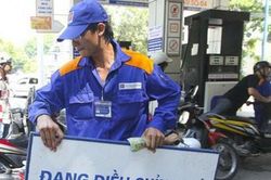 Giá xăng trong nước giảm thêm gần 500 đồng/lít
