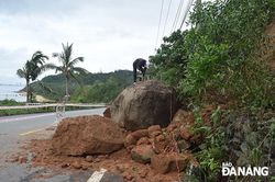 Sớm xử lý tình trạng sạt lở, đá lăn ở bán đảo Sơn Trà