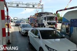 Ngày đầu thu phí không dừng, tuyến cao tốc Đà Nẵng - Quảng Ngãi ùn tắc cục bộ
