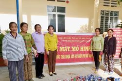 Ra mắt mô hình 'Thu gom rác thải nhựa gây quỹ giúp phụ nữ nghèo'