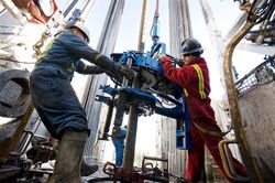 Giá dầu thô chịu áp lực giảm khi hoạt động sản xuất tại Trung Quốc và Nhật Bản suy yếu hơn dự báo