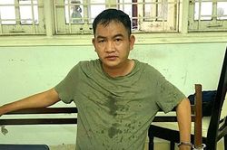 Bám theo người đi ra từ ngân hàng để đập kính ô tô