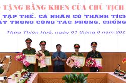Khen thưởng nhiều tập thể, cá nhân trong vụ bắt đối tượng dùng súng AK cướp tiệm vàng