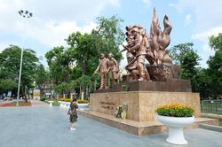 Người dân Hà Nội đặt hoa dưới chân tượng đài, tưởng nhớ 3 chiến sỹ Công an hy sinh
