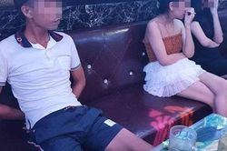 5 nam thanh nữ tú vào quán karaoke để… 'bay lắc'