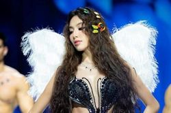 Hoa hậu Thùy Tiên xử lý sự cố khi làm vedette khiến fans nể phục
