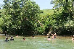 Khe suối vùng biên hấp dẫn du khách ngày nắng nóng