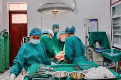 Trung tâm Y tế Kỳ Sơn phẫu thuật bóc nhân xơ cổ tử cung cho bệnh nhân người Lào