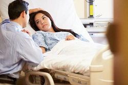 Nhìn cách con rể chăm sóc vợ nằm liệt giường mà mẹ tôi hối hận