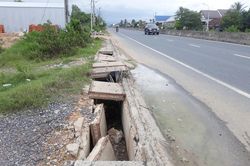 Nắp mương thoát nước bị sụp bể