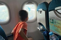 Màn 'giao dịch' của cậu bé lần đầu đi máy bay không được ngồi gần cửa sổ gây sốt