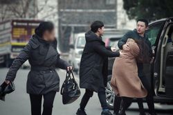 Phản ứng của người lạ khi thấy cô gái bị bắt cóc