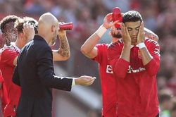 MU: Ten Hag nổi cáu với hành động 'không thể chấp nhận' của Ronaldo