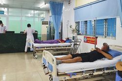 Lấy mẫu xét nghiệm tìm nguyên nhân vụ 34 du khách nghi ngộ độc thực phẩm